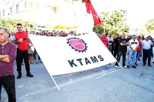 KTAMS Lefkoşa Türk Belediyesi önünde eylem