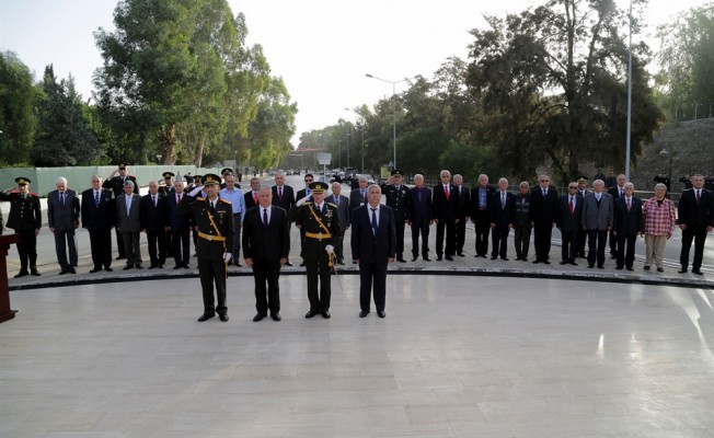 Lefkoşa Şehitler Anıtı'nda tören düzenlendi