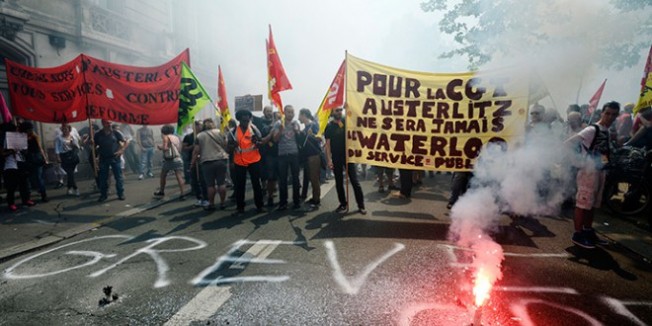 Fransa'da grevler sürüyor