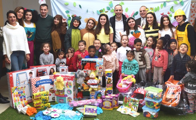 Atatürk Meslek Lisesi öğrencilerinden çocuklara hediye