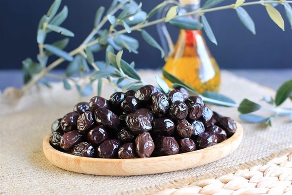 Zeytin üreticileri siyah zeytinin ithalatının durdurulmasını talep etti