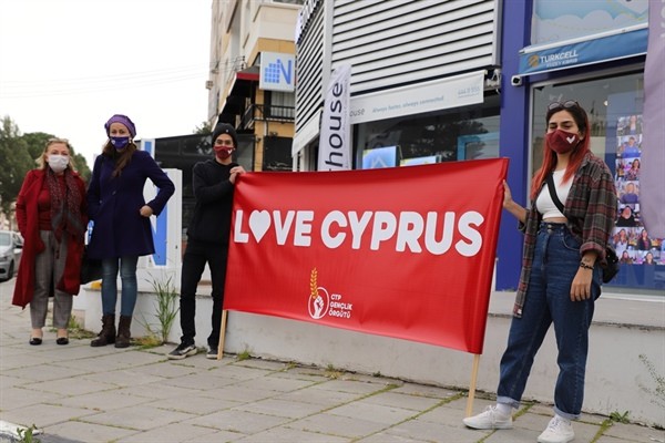 CTP Gençlik örgütü “Love Cyprus” eylemi düzenledi
