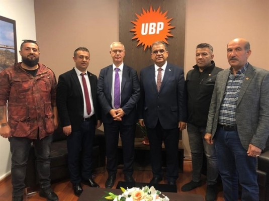 UBP’ye katılanlara parti rozetini Sucuoğlu taktı