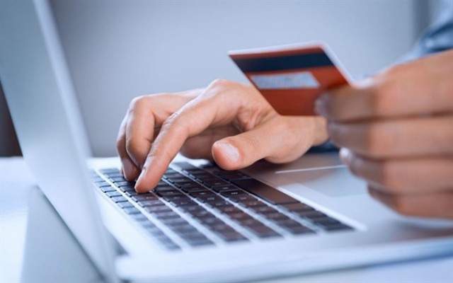 Müşterilerin kredi kartı bilgileriyle internetten harcama yaptı..