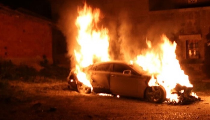 Gazimağusa’da park halindeki araç yandı
