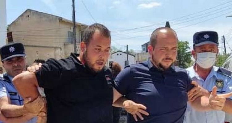 Saray'ın önüne dışkı dökünce tutuklandılar