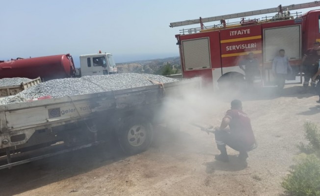 Girne-Değirmenlik yolunda seyreden çakıl yüklü kamyonet alev aldı