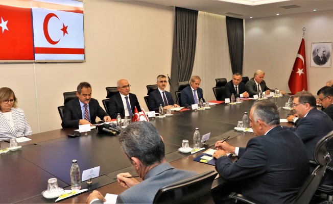 Çavuşoğlu, Türkiye Eğitim Bakanı Mahmut Özer ile bir araya geldi