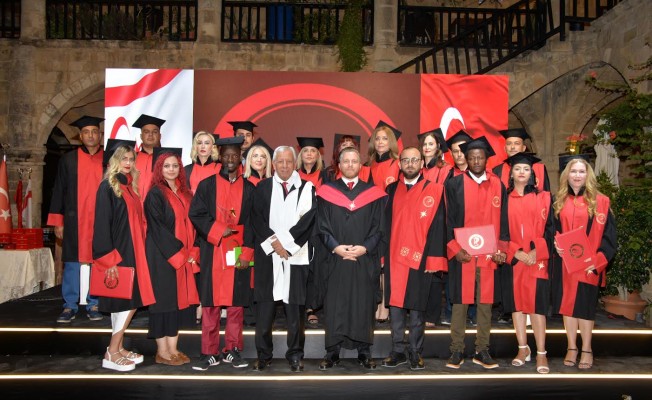 Rauf Denktaş Üniversitesi ilk mezunlarını verdi