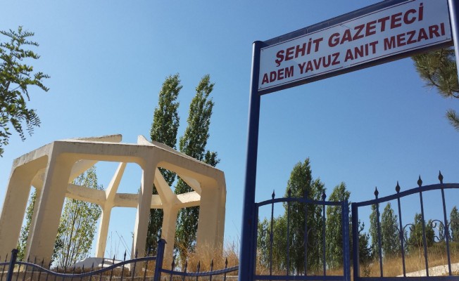Kıbrıs Barış Harekatı sırasında şehit edilen gazeteci Adem Yavuz mezarı başında anıldı