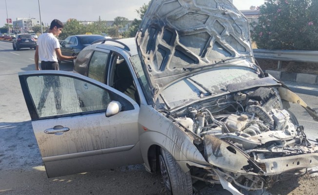 Kazada alev alan araç vatandaşlar tarafından söndürüldü