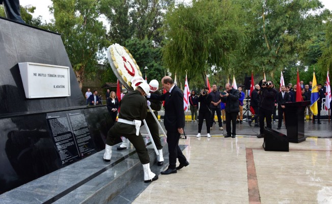Atatürk,  Lefkoşa Atatürk Anıtı önünde düzenlenen törenle anıldı