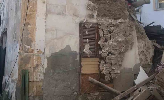 Surlariçi'nde kerpiç ev yıkıldı