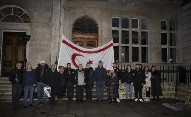İngiltere'de Kıbrıs Türkleri "Kanlı Noel" kurbanlarını andı