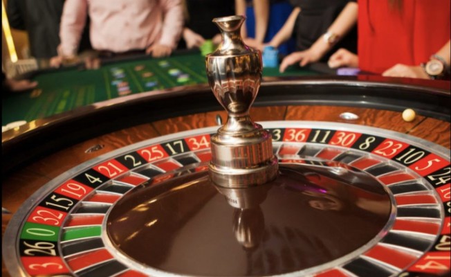 Casino çalışanı hileyle 4 bin 900 Dolar kazandırdı