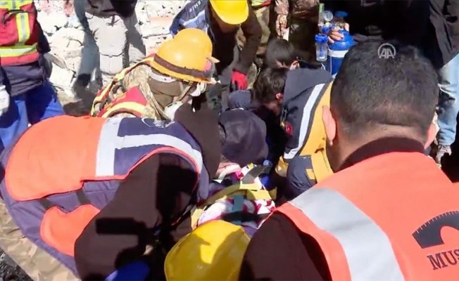 Hatay'da 3 kişi depremin 296. saatinde kurtarıldı