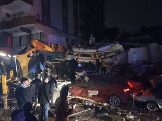 Türkiye'de 10 ili 7.4'lük deprem vurdu!
