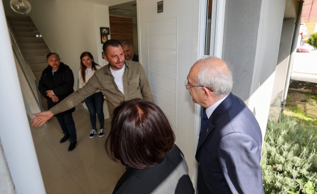 Kılıçdaroğlu, depremde çocuklarını kaybeden aileleri ziyaret etti