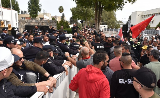 El-Sen, Meclis önünde eylem yapıyor