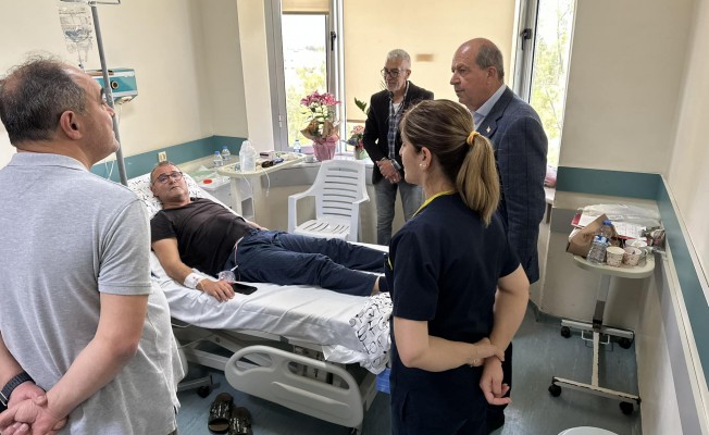 Cumhurbaşkanı Tatar, saldırıya uğrayan doktor Sadrettin Tuğcu’yu hastanede ziyaret etti.