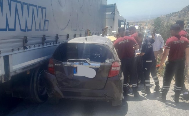 Tır ile salon araç çarpıştı Girne Dağ yolu trafiğe kapatıldı