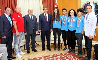 Başbakan Ünal Üstel dünya şampiyonlarını kabul etti
