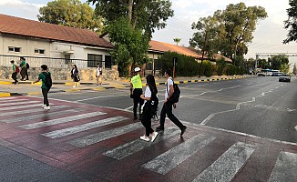 "Okul önlerinde yoğunlaşan trafik akışı, polis tarafından yönetiliyor"