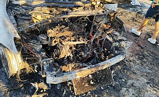 Lefkoşa’da seyir halindeki araç tamamen yandı